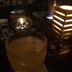 イエロー - フレッシュなフルーツを使ったカクテルは絶品です。