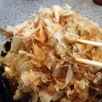 光福亭 - かつお節の下にお決まりのニンニクホクホク