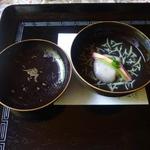 ぬなわや - 椀物（じゅんさい入り胡麻豆腐、生麩、三つ葉、じゅんさい）