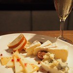 GOOD RED - ●チーズ盛り合わせ
            チーズが大好きです。　
            ワインのおつまみにぴったりでした。 おいしかったです。