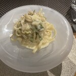 286105558 - イカとリングイネ生麺のクリームパスタ