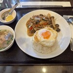 タイ料理バンセーン - きのこガパオ＆トムヤムスープ