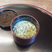 辰巳屋 - 白味噌汁。揉まないお茶（碾茶）かけ。お麩は辛子入り。