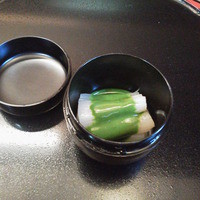 辰巳屋 - 白ずいきの抹茶ソース。棗（茶器）のような器入り