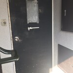 ノギス - ノギスが扉にくっついている…