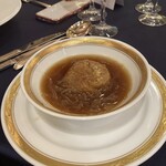 西鉄グランドホテル - オニオンスープ　チーズ風味のバケットが添えられてます