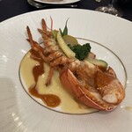 西鉄グランドホテル - カナダ産のフレッシュオマール　季節の野菜＆紅白ソースが添えられています
