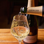 酒と肴 vin酌 - ドリンク写真:シャンパーニュを注ぐシーン