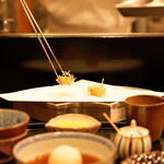 天ぷら 天源 - 老舗として受け継がれる伝統に、当主の独自の感性を織り交ぜた渾身の一品。