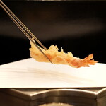 天ぷら 天源 - 活きた海老を毎日仕入れ、こだわりの油・小麦粉・塩を使用し丁寧に心を込めて揚げております。