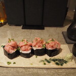 海鮮創作 くり木 - まぐろたっぷり とろタク巻 ＆ 燗酒