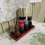 一龍食堂 - 普通の調味料達が置かれています。