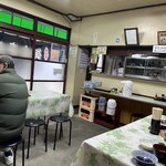 一龍食堂 - 店内風景　入口から見て右手奥の席から厨房付近までを望む