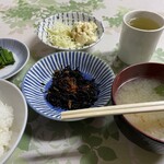 一龍食堂 - 朝定食¥350に一部七味唐辛子をかけて