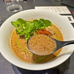 Japanese Soba Noodles 蔦 - カカオの風味と醤油の香ばしさを重ね合わせたと言うスープ