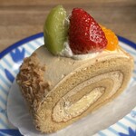 柳月 - 料理写真:期間限定品「メープルロールケーキ」¥330