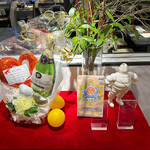 Japanese Soba Noodles 蔦 - 「Japanese Soba Noodles 蔦」さんは2012年1月26日に巣鴨で創業したので、今年で13周年で、お祝いのお花が飾られていました。