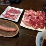 らむの家 - 肩ロースはキレイな赤色