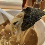 めん徳 二代目 つじ田 - 海苔で麺を巻きながら