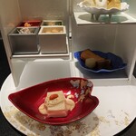 日本料理 時宜 - 一乃膳
      胡麻豆冨胡麻餡　　　　　　　　　　　　　　　　　　　　　　　　　　　　　　　　　　　　　　　　　　　　　　　　　　奥は二乃膳の品々です