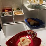 日本料理 時宜 - 出汁巻玉子の脇にヤマサちくわが添えられていて☺️