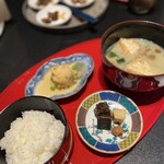 日本料理 時宜 - 三乃膳
      袱紗味噌仕立て
      愛知県産ミルキークィーン
      天上昆布 紫葉漬け 兵六漬 梅干し
      里芋饅頭
