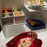 日本料理 時宜 - 出汁巻き玉子　篠島産釜揚げしらす
      小松菜と薄揚げのお浸し　もずく緑酢仕立て　焼き鯛
      茄子田舎煮と叩きおくら 桜海老 艾生姜 削り節
      切り干し大根煮　キングサーモンの付け焼き
      豚の八幡巻き　染卸し