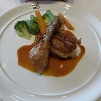 ブラッスリー ポール・ボキューズ 大丸東京 - 骨付き鶏もも肉のコンフィ オレンジの香るビガラードソース