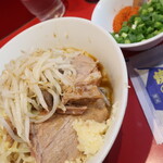 ラーメン二郎 - 汁なし半分＋ニンニク少し＋青ネギ