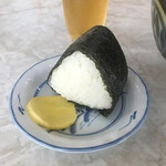 百万石うどん - おかみさんが作ってくれる「おにぎり」。
空気を含んで握っているのか食感が柔らかくて美味しい。お新香もイイ味出してます。