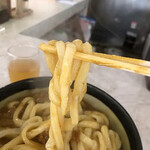 百万石うどん - 麺はコシのある太麺。濃厚なカレールーがまとわりついてきます。
手打ち麺だけあって、ところどころ太さが違うところが美味いんだよね♪