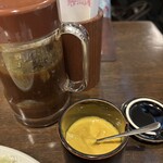 勝烈庵 - 自家製ソースと練り辛子。