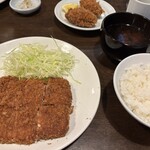 勝烈庵 - ごはんとキャベツはおかわり自由。赤だしはしじみ入り。とっても美味しい。