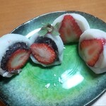 二葉屋菓舗 - 右側が二葉屋さんのいちご大福