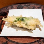 天ぷら浅沼 - 束の白魚 大葉で巻いてます