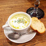 カフェ エ バール ドゥー - 今日のお通しは、グリーンピースのポタージュ♪