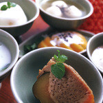 Khanom Wanni <Thai-style pudding made with French chestnuts, etc.>