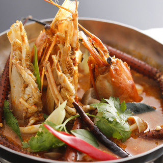 请享用泰国进口的长臂虾冬阴功汤。