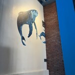 Blue Whale Maharaj - 階段壁