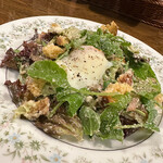 フランス家庭料理とワインのお店Takebou - 温泉卵のチーズたっぷりシーザーサラダ