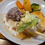 キッチン ブルー グローブ - サラダを乗せて