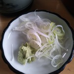 大清水食堂 - 大盛ざるそば￥550の薬味（刻み葱、練り山葵）（H26.6.28撮影）