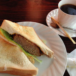 喫茶 銀座 - ハンバーグと野菜のホットサンド　750円　＆　ホットコーヒー450円