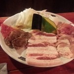 ヤキニク悪徳屋 - 牛豚鳥セットのお肉たち(焼いててｺﾞﾒﾝﾅｻｲ)