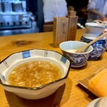 天ぷら よこい - 天つゆは大根おろしが入ったさっぱり鰹出汁。うん、たぶん鰹出汁だったと思う^^;
      食感が良くて丸みのある塩がまたうまかった！岡山の藻塩、ホンダワラを使ったホンモノです♪