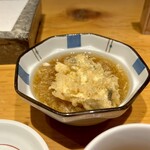 天ぷら よこい - マメダイ。
      大将、こちらは直接天つゆに入れてくれます。
      大根おろしを乗せてお召し上がり下さいとのこと。
      ふっくらした白身魚、サクサクの衣♡
      ('ﾛ')/'ﾛ')/'ﾛ')/'ﾛ')/うまーイ!!!