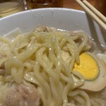 広州市場 西新宿店 - こちらは太麺です