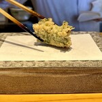 天ぷら よこい - スズキ大葉巻き（オレンジピール入り）
      オレンジピールを挟んで大葉で巻いたスズキの天ぷら、こいつがスゴかった！ ｳ,ｳﾏ━━━Ψ(°д°;!)━━━ｽ!!!!!
      文句なしに美味い、イノベーティブ天ぷら♡