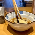 天ぷら よこい - 黒舞茸。
      こちらも天つゆダイレクトインの一品。
      衣が舞茸の香りを閉じ込め、天つゆのお出汁が旨みを加える♪(●´д｀●´д｀●´д｀●)♡