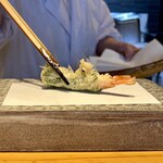 天ぷら よこい - 車海老大葉巻き。
                                いきなりの車海老！しかも大葉巻き♪
                                写真からも衣のサクッと感もわかってもらえるかな♡
                                大葉の香り、、タマランっす♪ｳﾏ━ (●>艸<) ━ｽ!!!